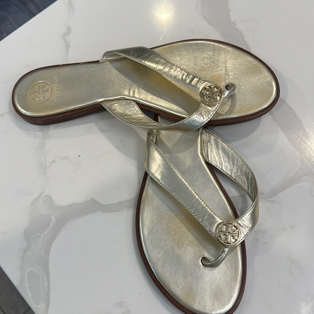 Tory Burch 67334 Benton Metallic Gold Calf Leather Slip On Thong Sandal size 11